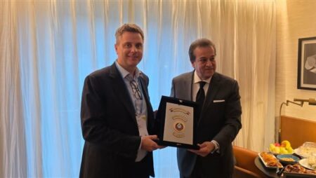 عبدالغفار يبحث التعاون مع الاتحاد الدولي لمنتجي الأدوية على هامش قمة الصحة العالمية