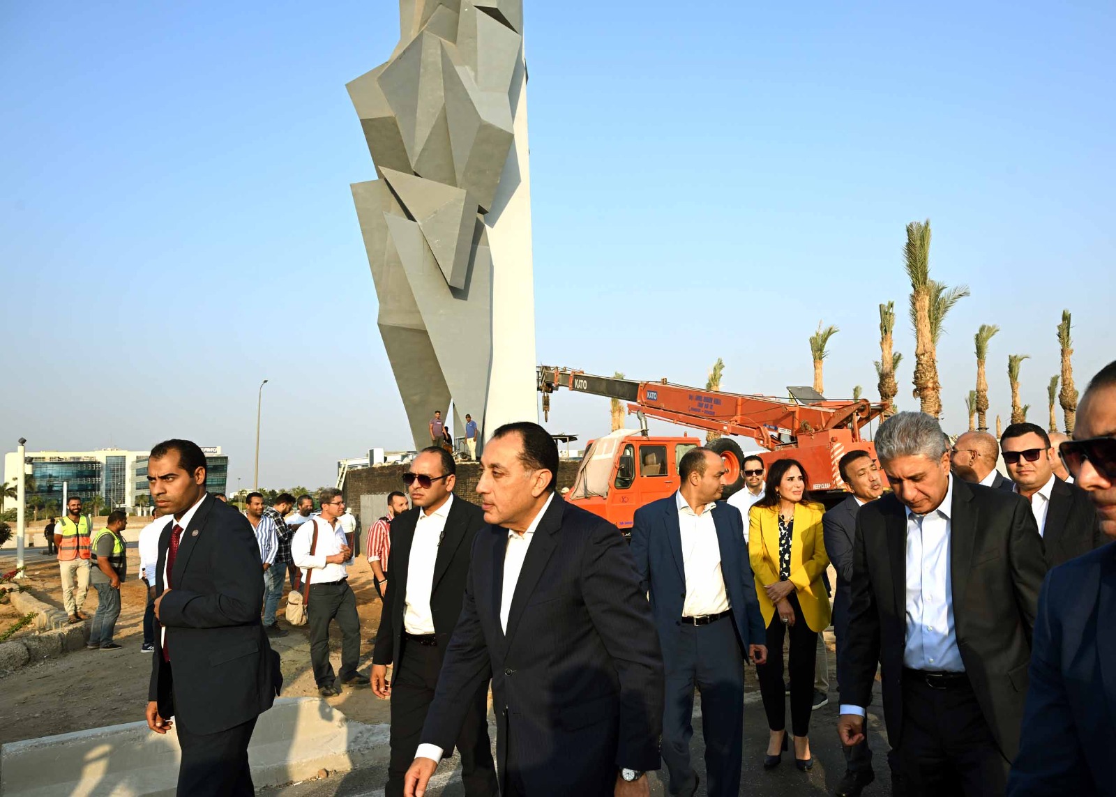 رئيس الوزراء يطمئن ميدانيا على الانتهاء من أعمال تطوير المنطقة المحيطة بالمتحف المصري الكبير