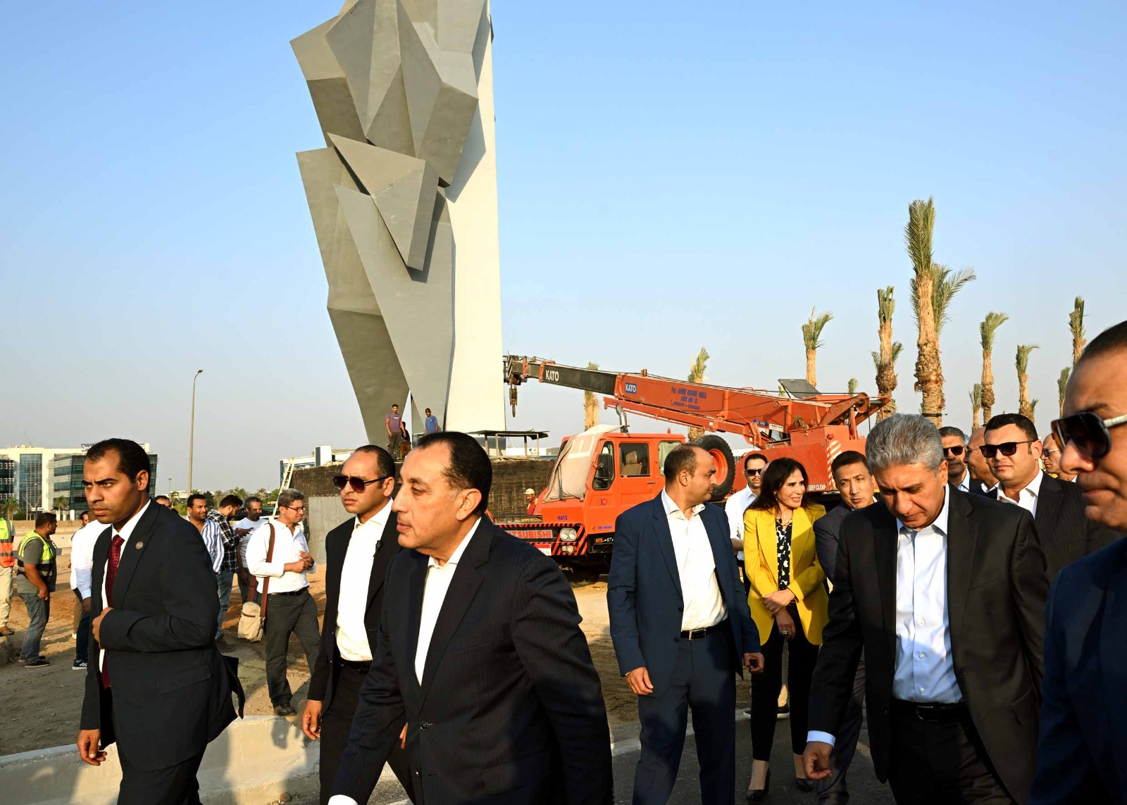 رئيس الوزراء يطمئن ميدانيا على الانتهاء من أعمال تطوير المنطقة المحيطة بالمتحف المصري الكبير