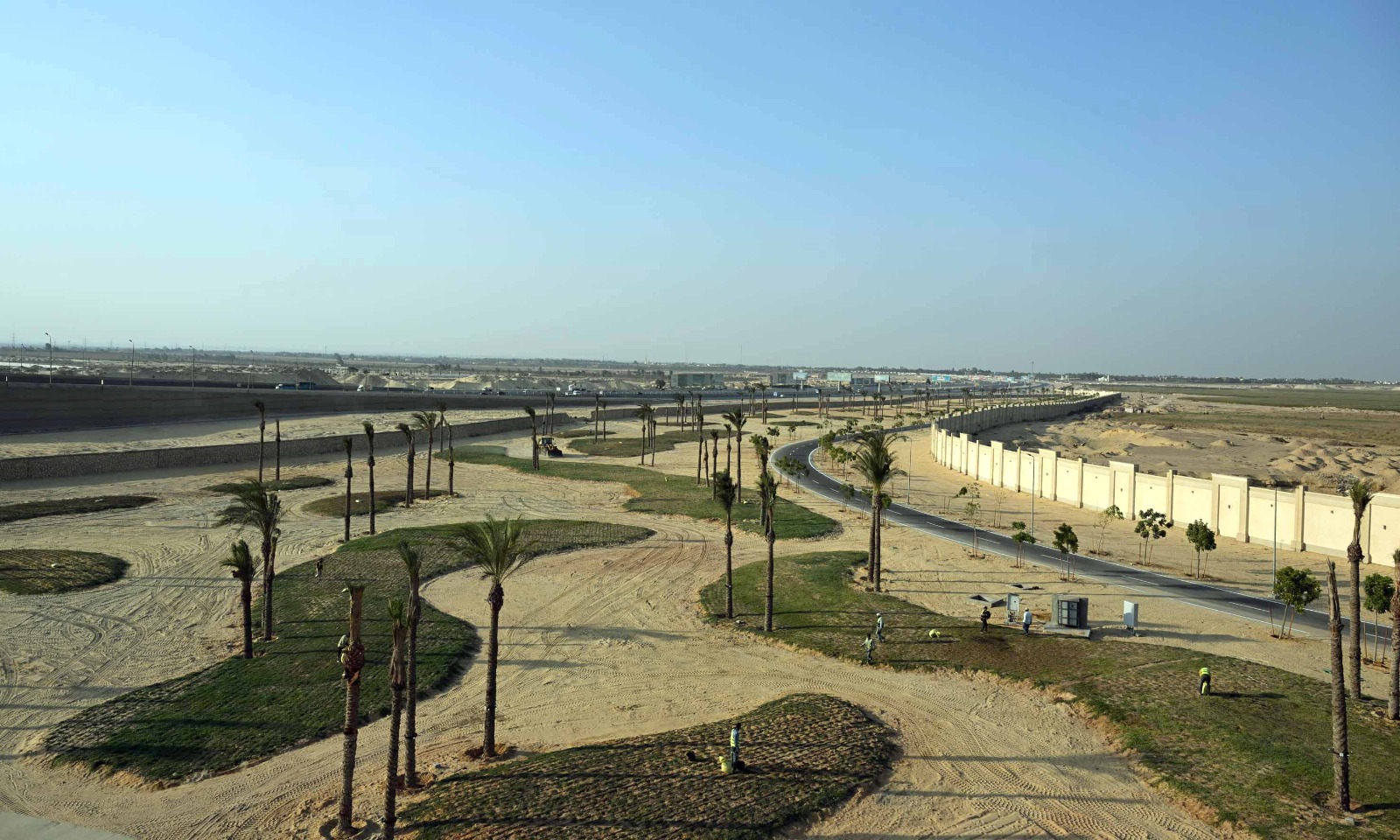 رئيس الوزراء يطمئن ميدانيا على الانتهاء من أعمال تطوير المنطقة المحيطة بالمتحف المصري الكبير