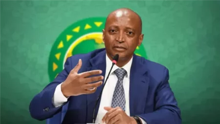 السوبر الإفريقي.. موتسيبي وأعضاء تنفيذية الكاف يحضرون مباراة بيراميز ونهضة بركان