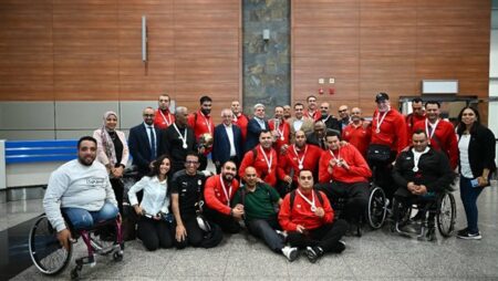 "الطائرة البارالمبي" يصل القاهرة حاملا كأس العالم وسط استقبال رسمي وشعبي