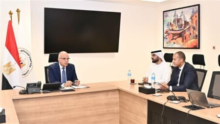 وزير الري يلتقى أمين عام المدرسة الرقمية وأكاديميات المهارات بدولة الإمارات