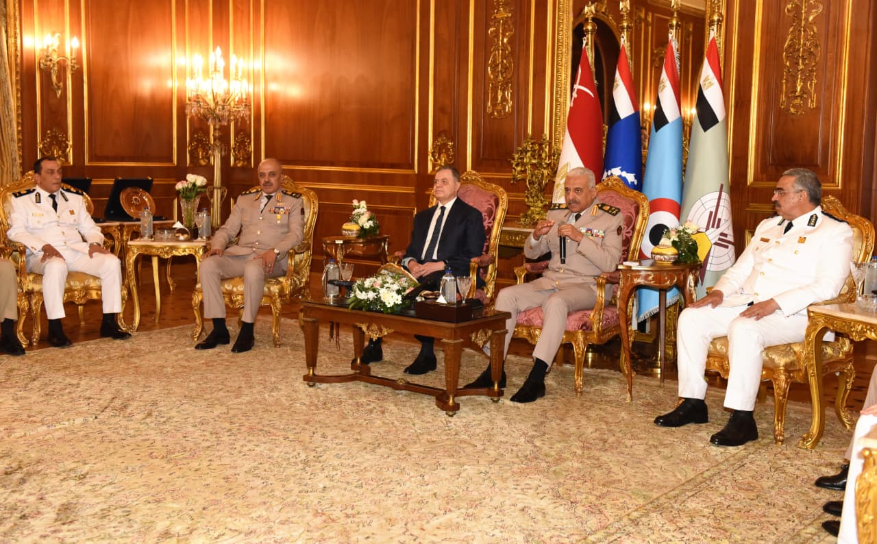 وزير الدفاع يستقبل وزير الداخلية ووفدًا من قيادات الشرطة لتقديم التهنئة بمناسبة الاحتفال بالذكرى الثانية والخمسين لانتصارات أكتوبر المجيدة.. شاهد