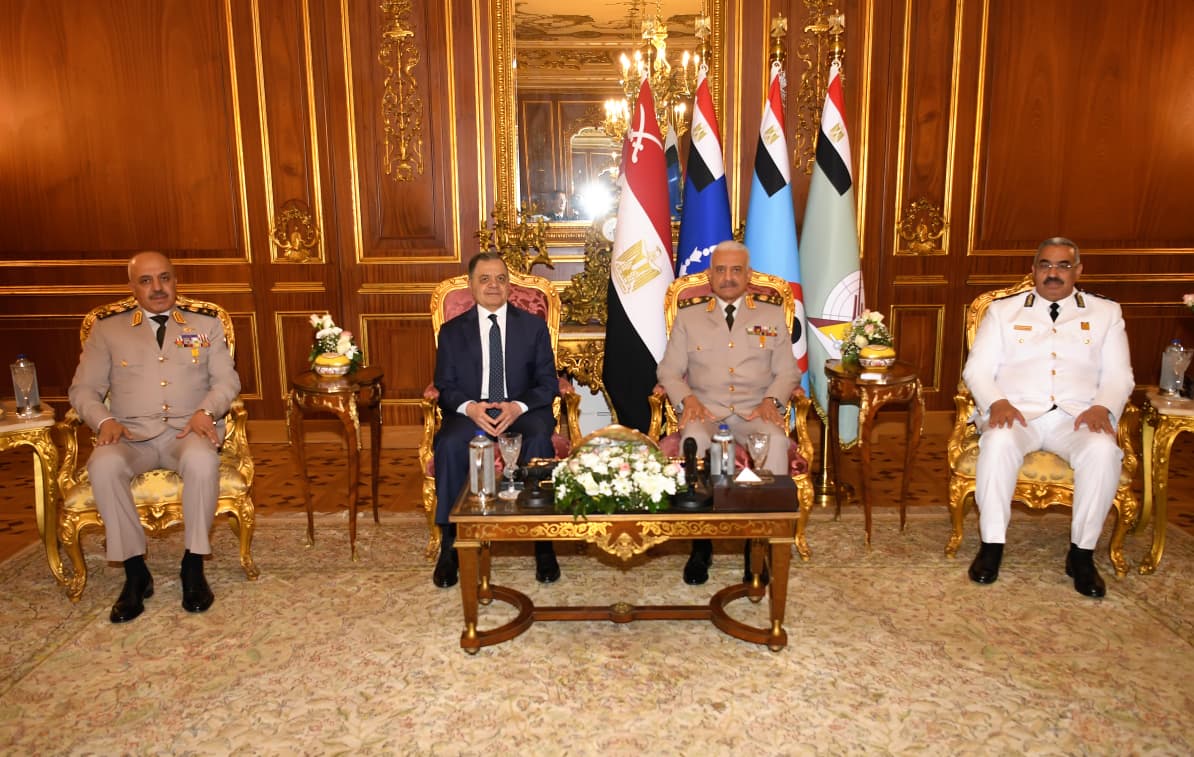 وزير الدفاع يستقبل وزير الداخلية ووفدًا من قيادات الشرطة لتقديم التهنئة بمناسبة الاحتفال بالذكرى الثانية والخمسين لانتصارات أكتوبر المجيدة.. شاهد