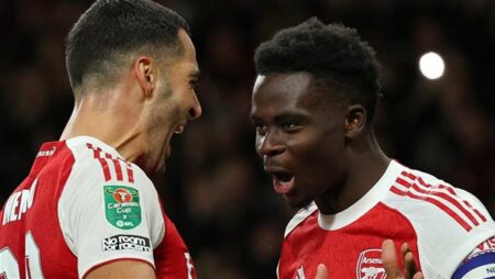 أرسنال يتخطى برايتون بثنائية نظيفة ويحجز مقعده في ربع نهائي كأس الكاراباو