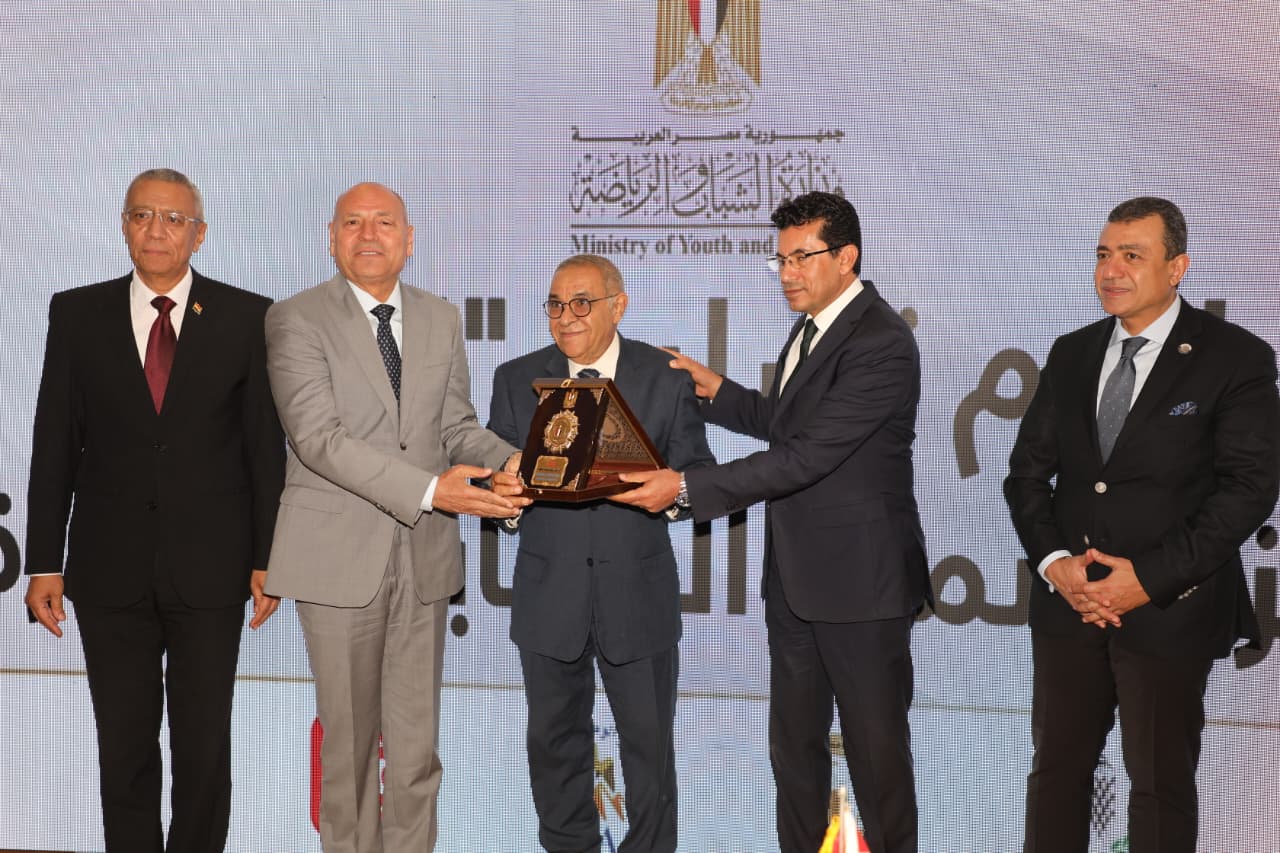 وزير الرياضة ومحافظ القاهرة يشهدان حفل منح مركز التنمية الشبابية بالجزيرة شهادة الأيزو