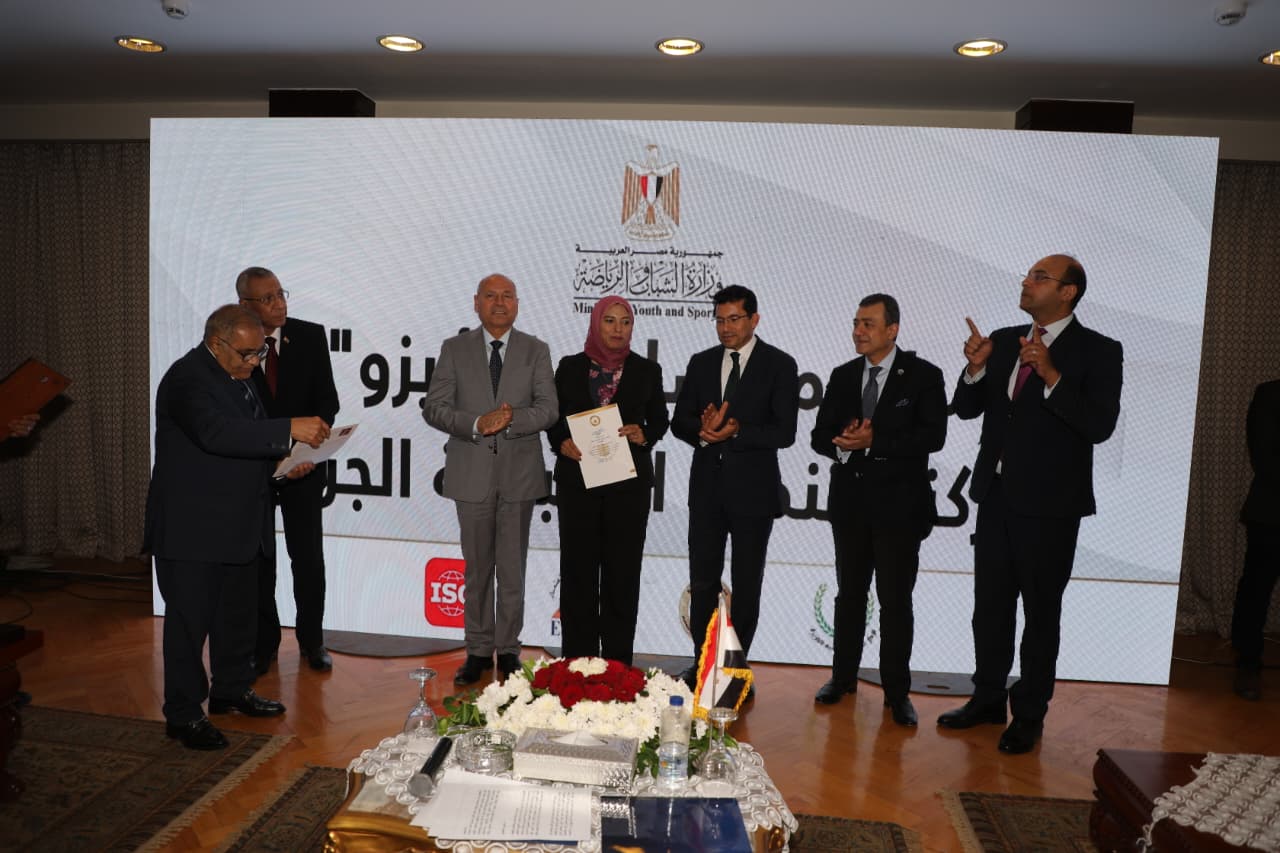 وزير الرياضة ومحافظ القاهرة يشهدان حفل منح مركز التنمية الشبابية بالجزيرة شهادة الأيزو