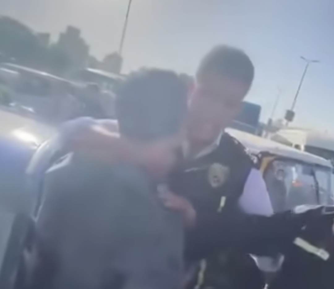 شاهد ضابط شرطة برتبة بطل.. تعامل باحتراف وضبط النفس في مواجهة قائد سيارة متهور بالقليوبية