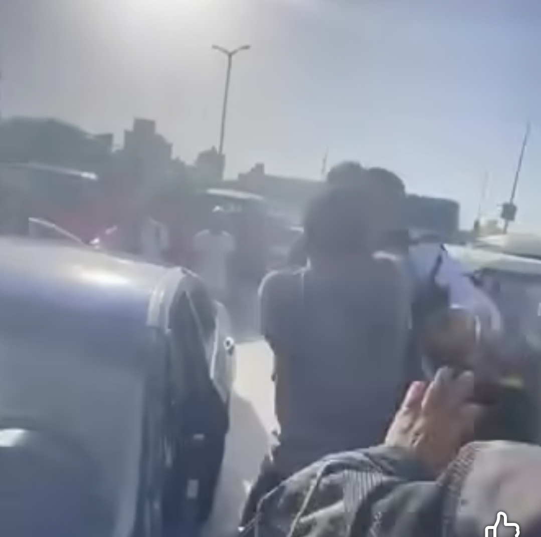 شاهد ضابط شرطة برتبة بطل.. تعامل باحتراف وضبط النفس في مواجهة قائد سيارة متهور بالقليوبية