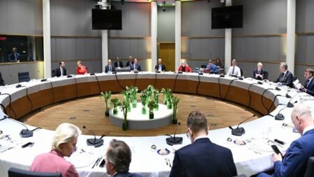 السيسي يشارك في عشاء عمل مع قادة أوروبا ويلقي كلمة