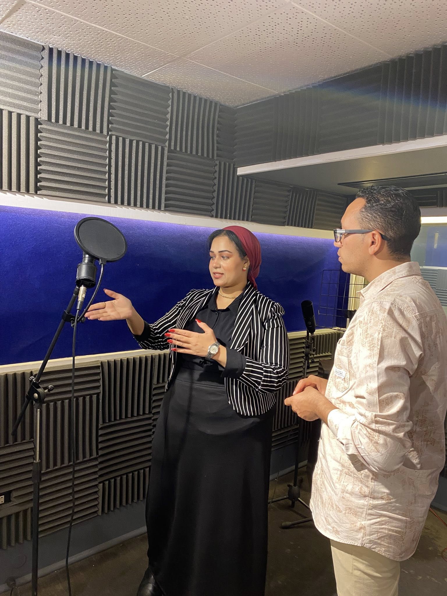 قد تكون صورة ‏‏شخصين‏ و‏متحدث‏‏