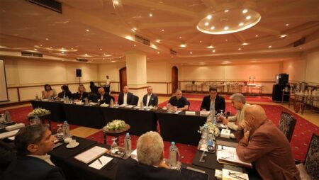 شريف فتحي يشارك في اجتماع غرفة المنشآت الفندقية بالأقصر