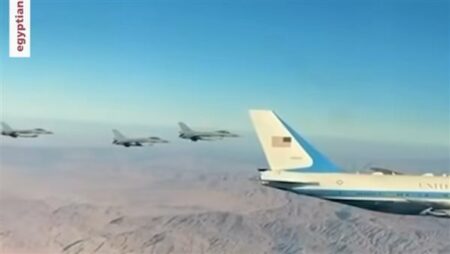 بالفيديو.. نداء ترحيبي من قائد سرب مقاتلات F16 المصرية إلى طياري الطائرة الرئاسية الأمريكية