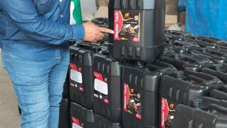 محافظة الجيزة: ضبط منشآت غير مرخصة تغش زيوت السيارات والأسمدة الزراعية بمركز الصف محافظة الجيزة: ضبط منشآت غير مرخصة تغش زيوت السيارات والأسمدة الزراعية بمركز الصف