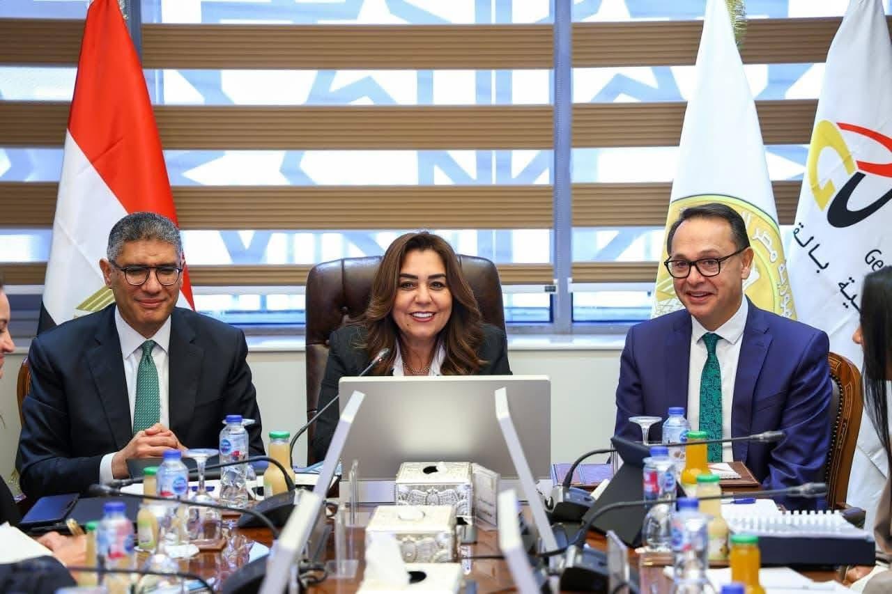 وزيرة التنمية المحلية تبحث مع محافظ الجيزة التعاون في مجال التطوير الحضري للمحافظة