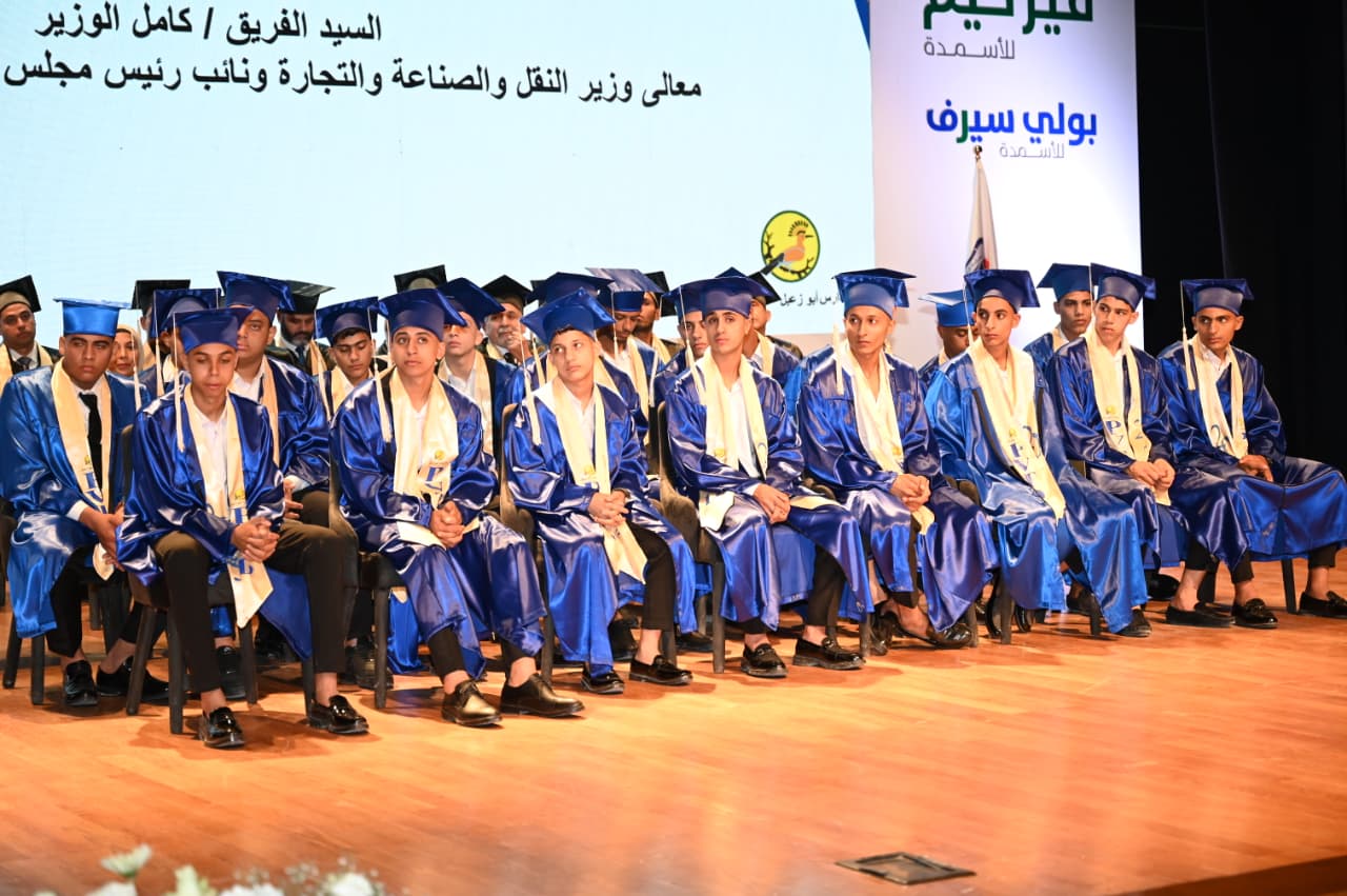 "وزير الصناعة" يفتتح حفل تخرج الدفعة الأولى من مدرسة أبو زعبل للتنمية الصناعية