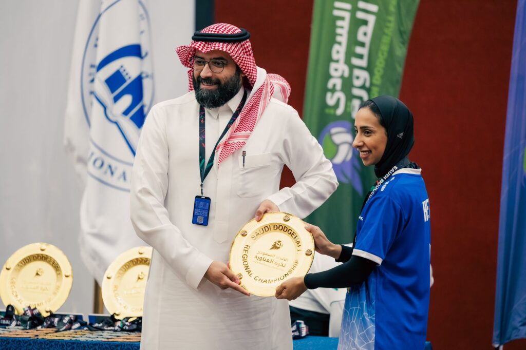 تتويج الفائزين ببطولة جدة لكرة المناورة بإجمالي جوائز 40 ألف ريال 4 تتويج الفائزين ببطولة جدة لكرة المناورة بإجمالي جوائز 40 ألف ريال