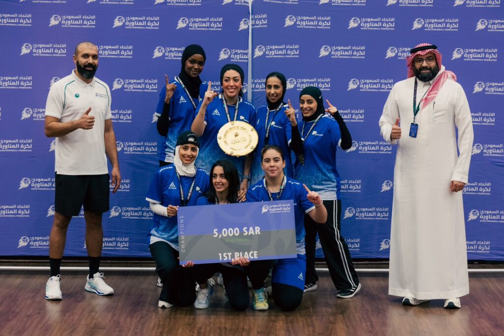 تتويج الفائزين ببطولة جدة لكرة المناورة بإجمالي جوائز 40 ألف ريال 3 تتويج الفائزين ببطولة جدة لكرة المناورة بإجمالي جوائز 40 ألف ريال