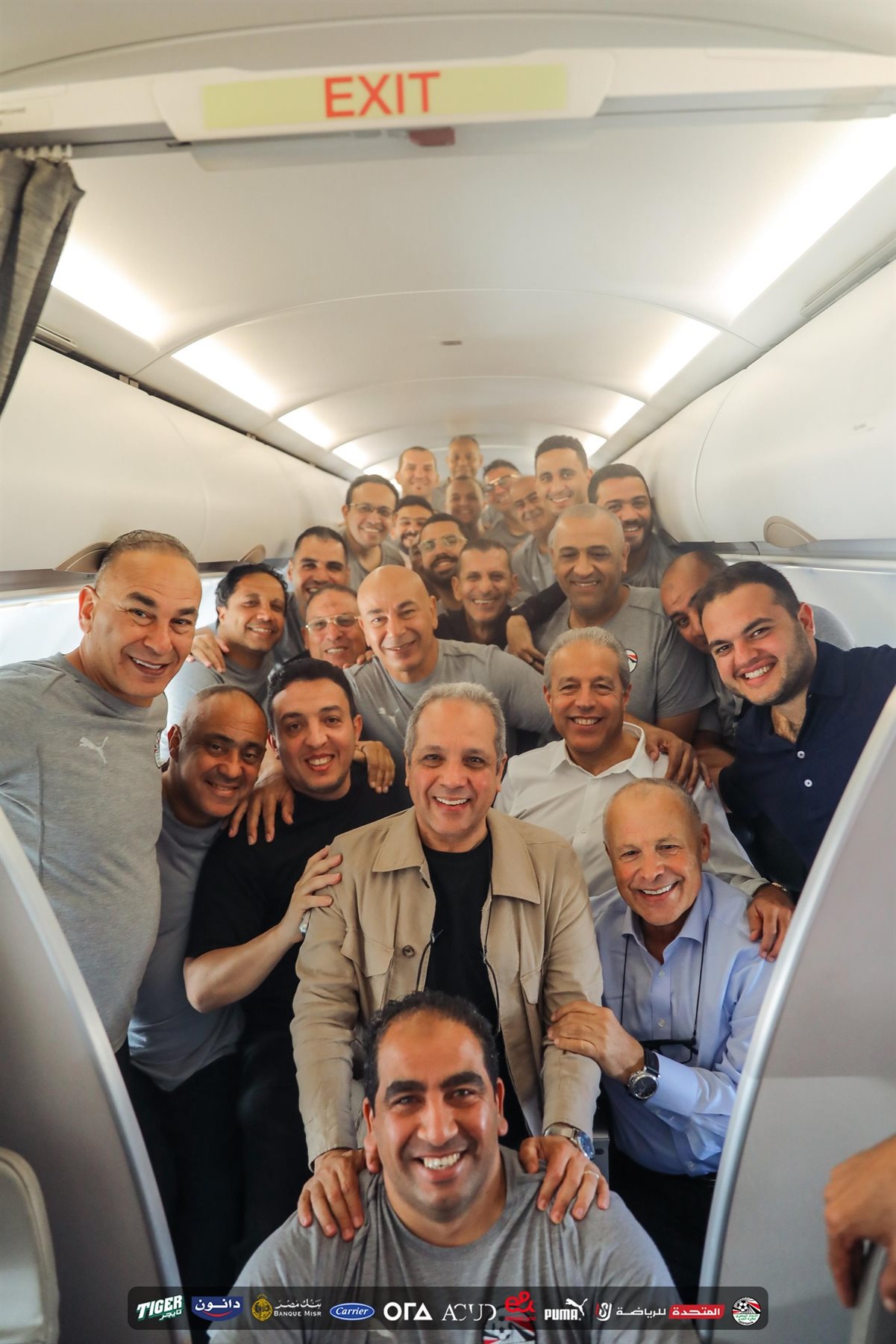 "انجزنا المهمة"..اتحاد الكرة ينشر صورة للاعبي المنتخب داخل الطائرة بعد التأهل للمونديال