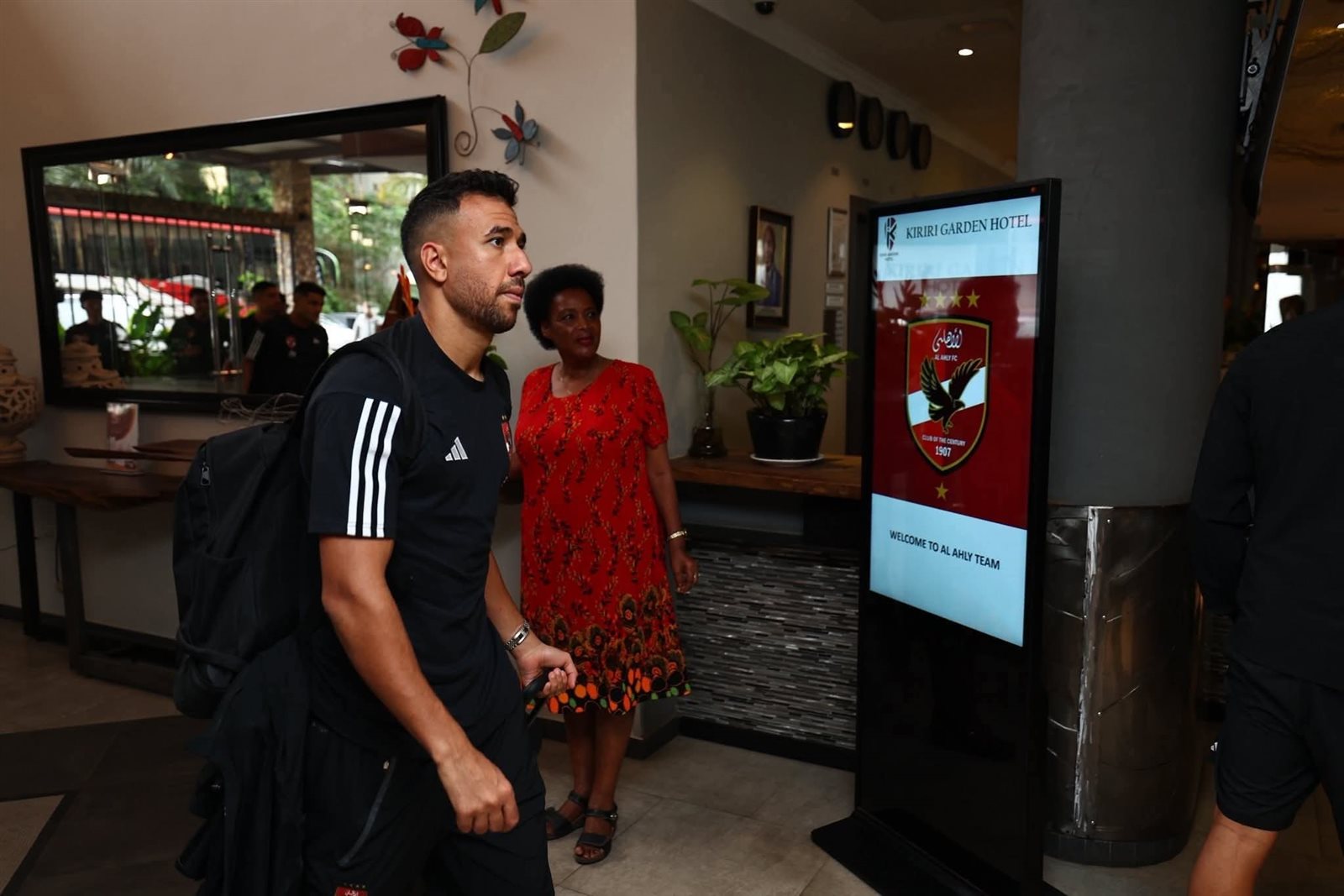 دوري أبطال إفريقيا.. سفير مصر في بوروندي يستقبل بعثة الأهلي