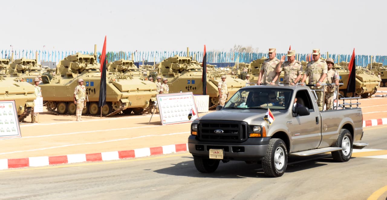 وزير الدفاع يشهد إجراءات تفتيش الحرب لأحد تشكيلات المنطقة المركزية العسكرية.. شاهد