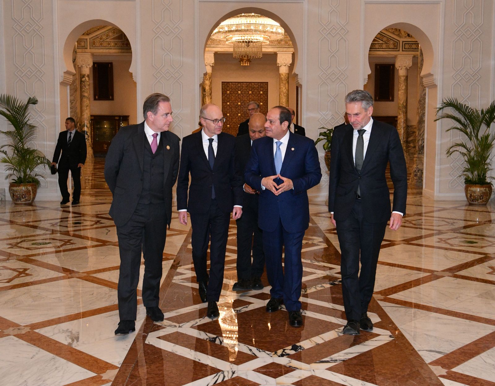 السيسي يستقبل رؤساء ألمانيا ووزراء دول تجمع البنلوكس وملكة الدنمارك.. "فيديو وصور"