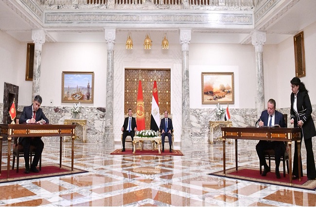 السيسي ونظيره القرغيزي يشهدان التوقيع على مذكرتي تفاهم بين البلدين (صور)