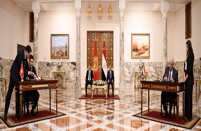 السيسي ونظيره القرغيزي يشهدان التوقيع على مذكرتي تفاهم بين البلدين (صور)