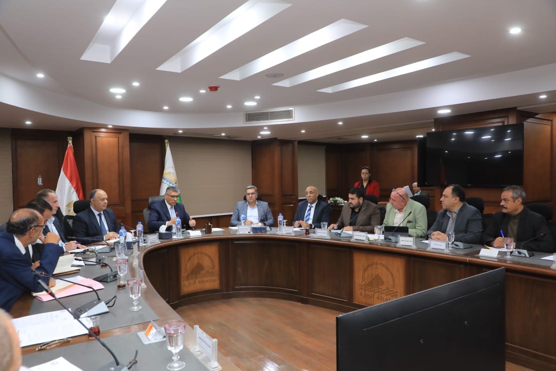 محافظ الجيزة يعقد اللقاء الأسبوعي لبحث شكاوى المواطنين