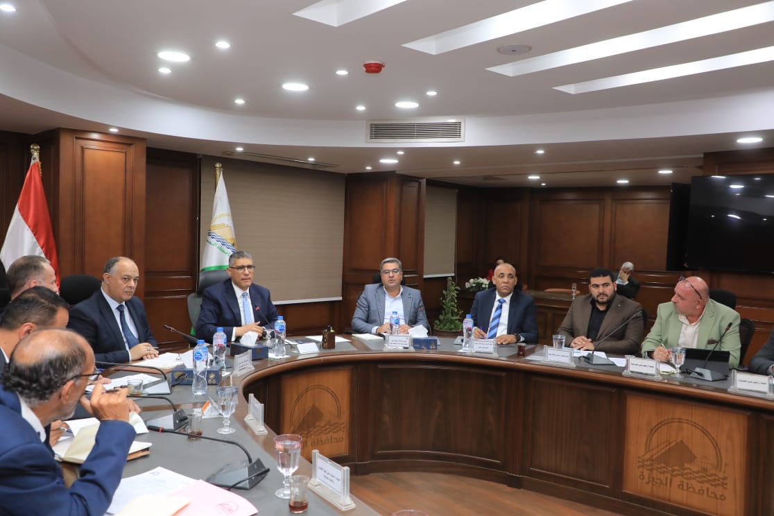 محافظ الجيزة يعقد اللقاء الأسبوعي لبحث شكاوى المواطنين