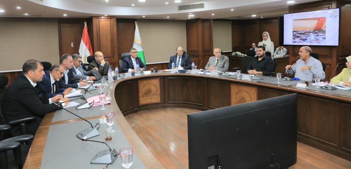 محافظ الجيزة يعقد اللقاء الأسبوعي لبحث شكاوى المواطنين