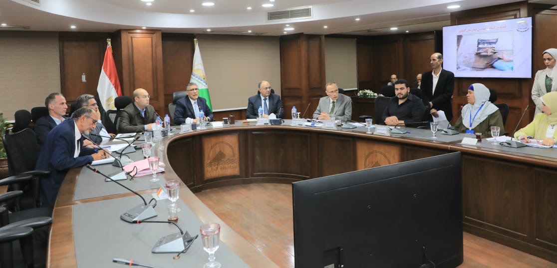 محافظ الجيزة يعقد اللقاء الأسبوعي لبحث شكاوى المواطنين