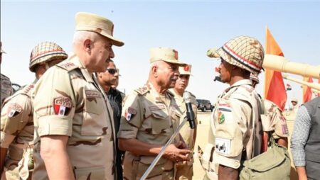 وزير الدفاع يشهد إجراءات تفتيش الحرب لأحد تشكيلات المنطقة المركزية العسكرية.. شاهد وزير الدفاع يشهد إجراءات تفتيش الحرب لأحد تشكيلات المنطقة المركزية العسكرية.. شاهد