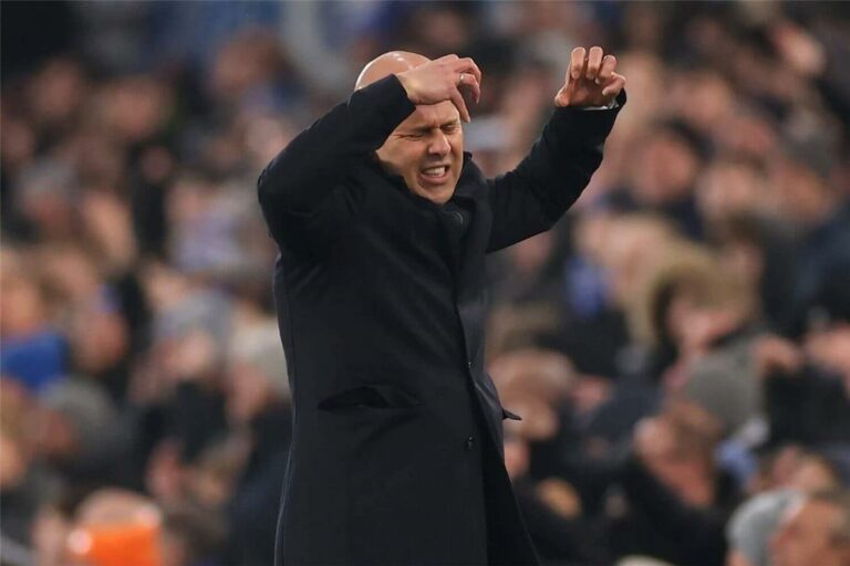 أثار غضب سلوت.. حكم مباراة ليفربول وأستون فيلا في الدوري الإنجليزي أثار غضب سلوت.. حكم مباراة ليفربول وأستون فيلا في الدوري الإنجليزي