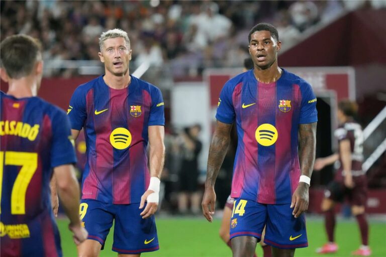 سبورت: مانشستر يونايتد يدرس التعاقد مع لاعب برشلونة السابق