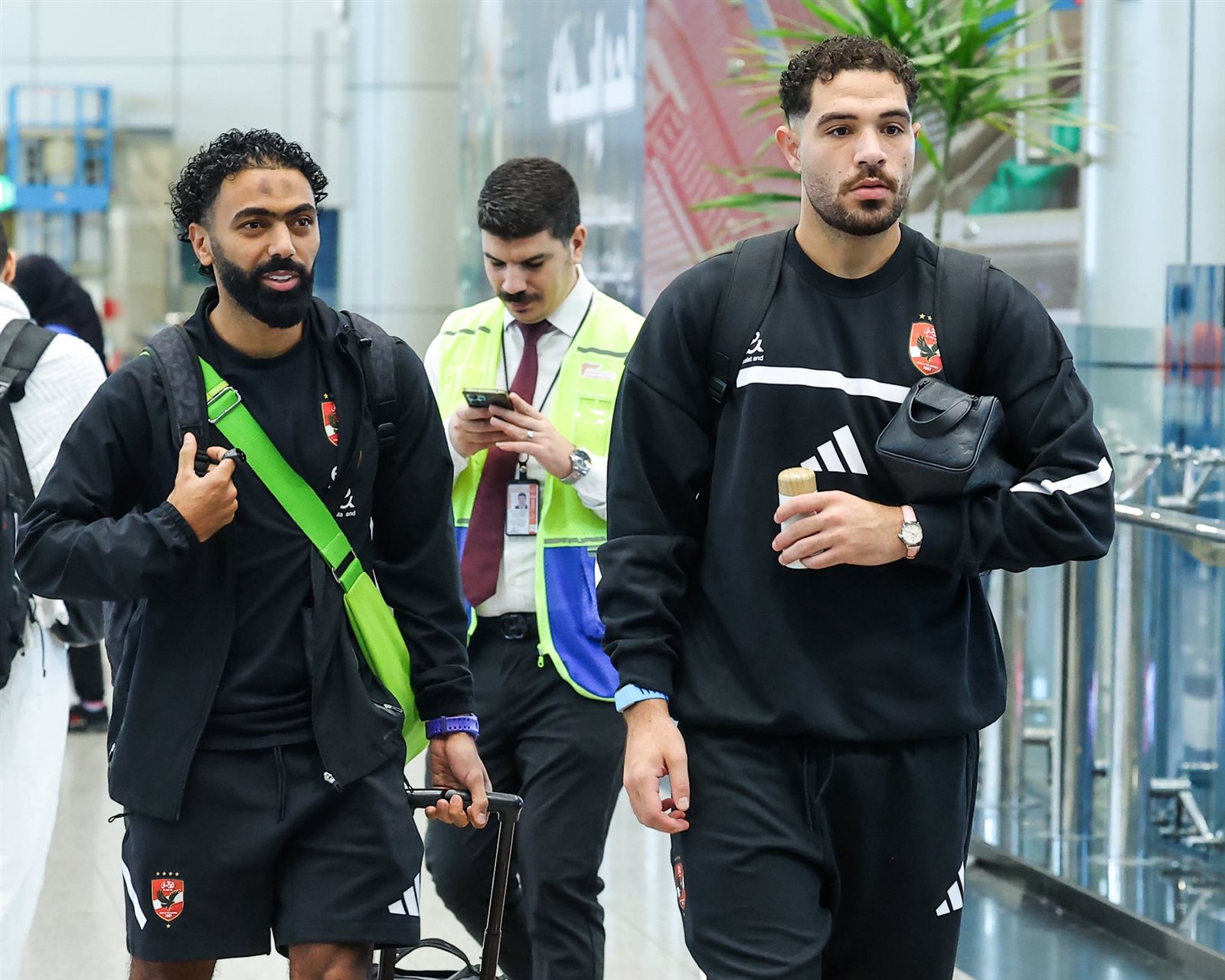 الظهور الأول.. إمام عاشور مع بعثة الأهلي في رحلة الإمارات "صور"