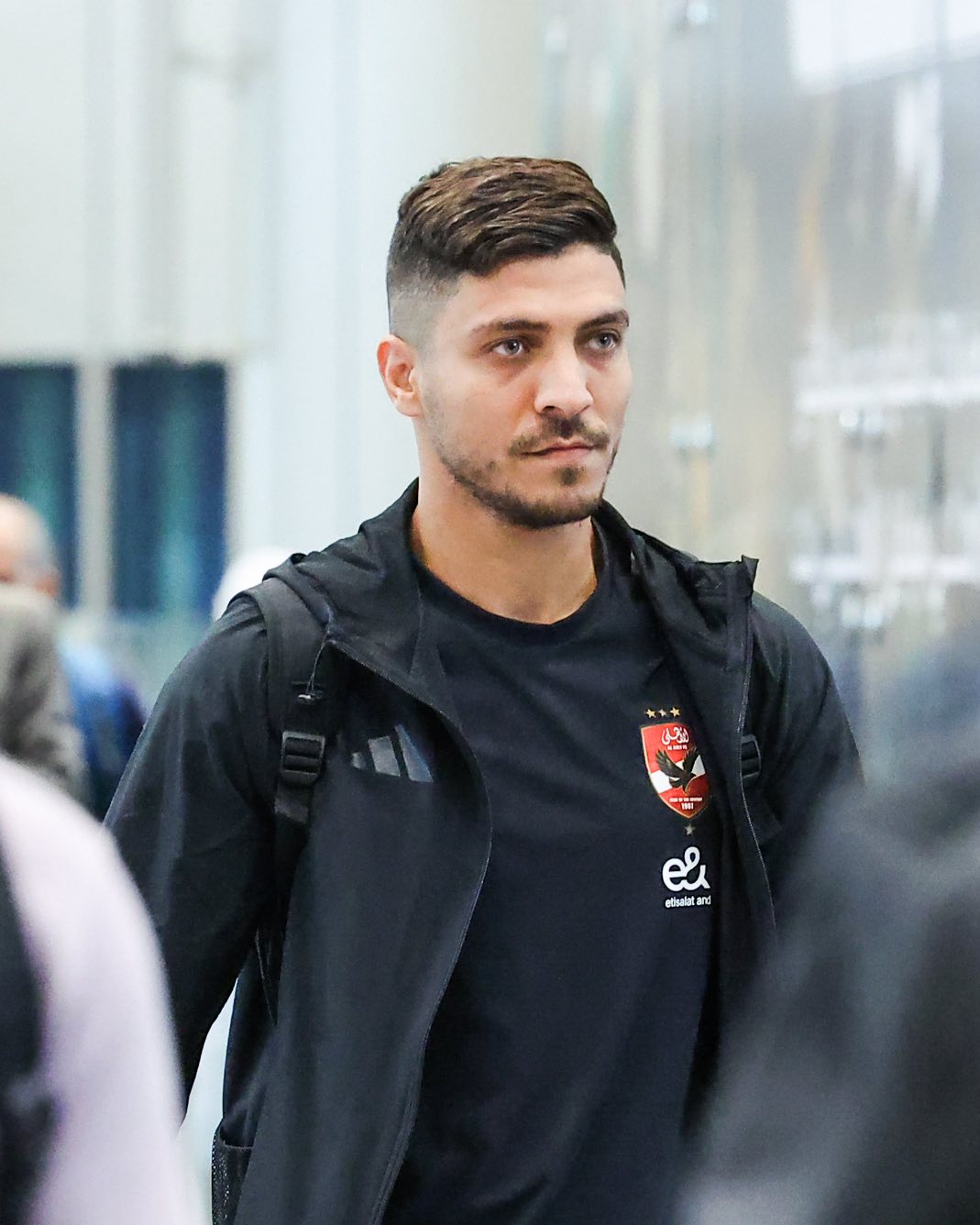 الظهور الأول.. إمام عاشور مع بعثة الأهلي في رحلة الإمارات "صور"