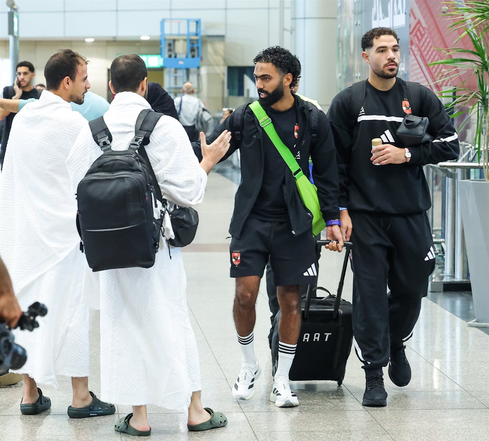 الظهور الأول.. إمام عاشور مع بعثة الأهلي في رحلة الإمارات "صور"