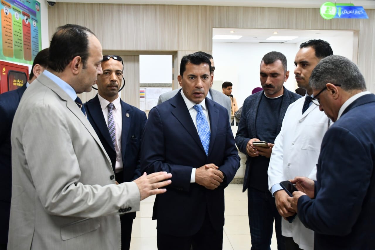 "صبحي" يطمئن على الحالة الصحية لمصابي حادث انقلاب ميني باص بطريق العاصمة الإدارية