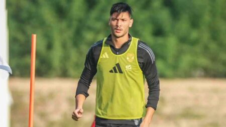 والد أشرف داري يوضح لـ بطولات موقفه من الرحيل عن الأهلي والد أشرف داري يوضح لـ بطولات موقفه من الرحيل عن الأهلي