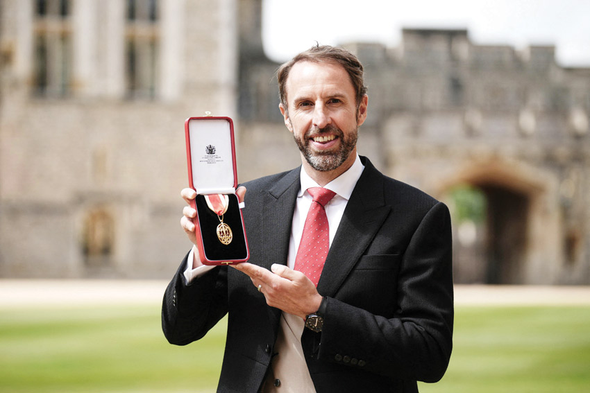 من غرفة الملابس إلى قصر باكنجهام.. رحلة أبطال نالوا لقب السير بجدارة