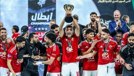 بعد التتويج بالسوبر.. بعثة الأهلي تغادر مطار دبي