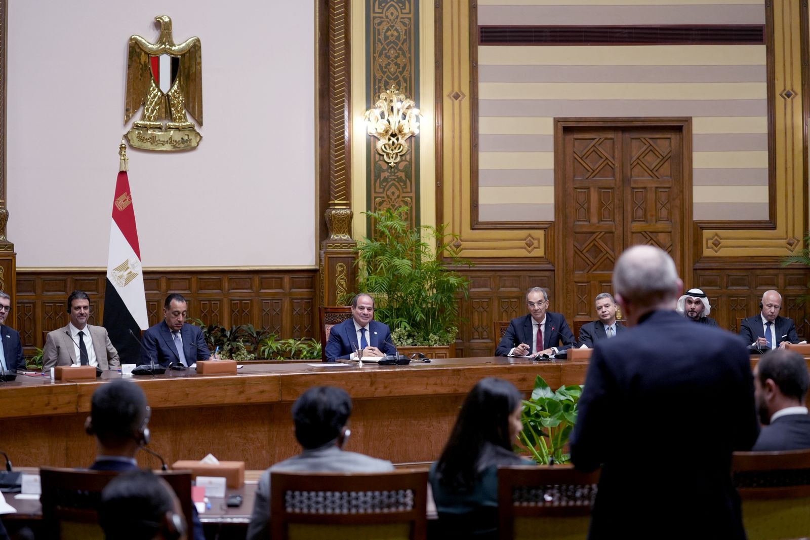 رسائل طمأنة من السيسي لـ رؤساء وقيادات 52 من كبريات الشركات المصرية والعالمية.. فيديو