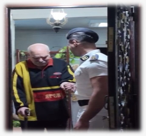 رجال الشرطة يجسدون المواقف الإنسانية فى انتخابات مجلس النواب 2025 بالإسكندرية