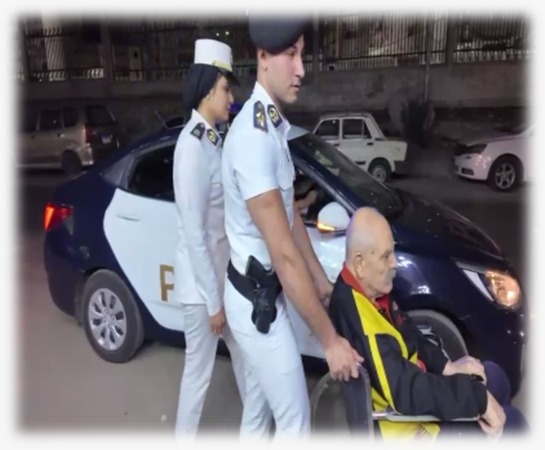 رجال الشرطة يجسدون المواقف الإنسانية فى انتخابات مجلس النواب 2025 بالإسكندرية