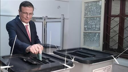 وزير الزراعة يدلي بصوته في انتخابات مجلس النواب بالإسكندرية