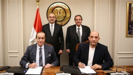 وزير قطاع الأعمال العام يشهد توقيع اتفاق تكميلي لعقود تطوير "مجاويش" بالغردقة