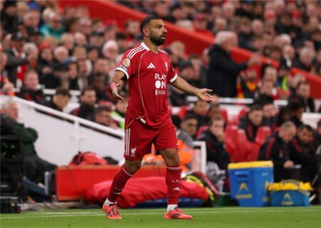 كاراجر: مشاركة محمد صلاح أساسيًا مع ليفربول يجب أن تنتهي