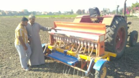 "الزراعة": توزيع 75 سطارة مطورة لرفع كفاءة زراعة القمح على مصاطب